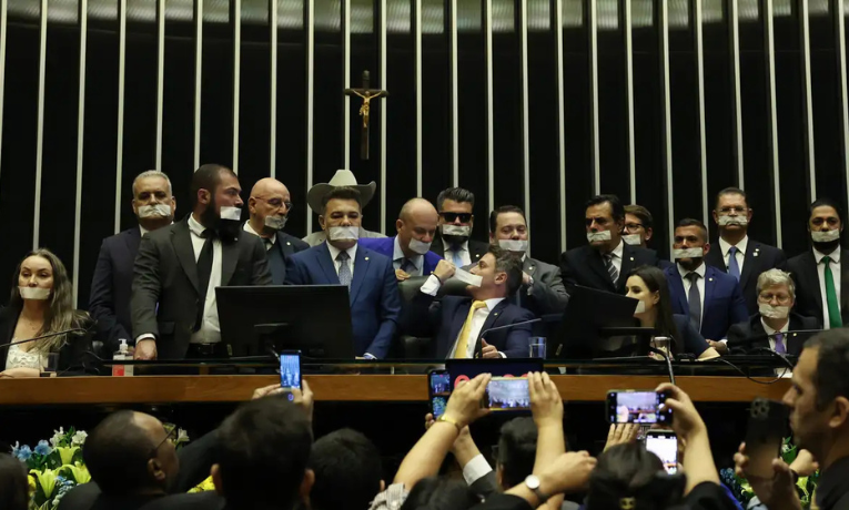 Senado e Câmara mantêm sessões apesar de protestos de aliados de Bolsonaro. Presidentes das Casas prometem punições a parlamentares que tentarem obstruir os trabalhos.
