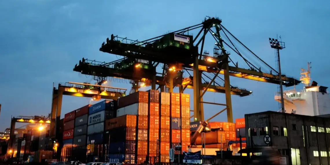 A nova política comercial dos EUA ameaça as exportações brasileiras, reduzindo expectativas de emprego e investimentos na indústria, aponta Sondagem Industrial da CNI de agosto de 2025.