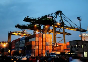 A nova política comercial dos EUA ameaça as exportações brasileiras, reduzindo expectativas de emprego e investimentos na indústria, aponta Sondagem Industrial da CNI de agosto de 2025.