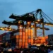 A nova política comercial dos EUA ameaça as exportações brasileiras, reduzindo expectativas de emprego e investimentos na indústria, aponta Sondagem Industrial da CNI de agosto de 2025.