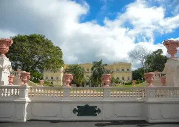 A TV Brasil apresenta o episódio “Museu Nacional: um novo começo”, revelando a reconstrução do museu após o incêndio de 2018, com participação de comunidades tradicionais e doações de colecionadores.