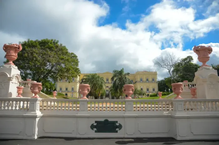 A TV Brasil apresenta o episódio “Museu Nacional: um novo começo”, revelando a reconstrução do museu após o incêndio de 2018, com participação de comunidades tradicionais e doações de colecionadores.