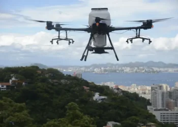 Governo do RJ compra 80 sistemas antidrone por R$ 27 milhões para polícias e Seap. Tecnologia vai neutralizar drones usados em crimes e reforçar a segurança no estado.