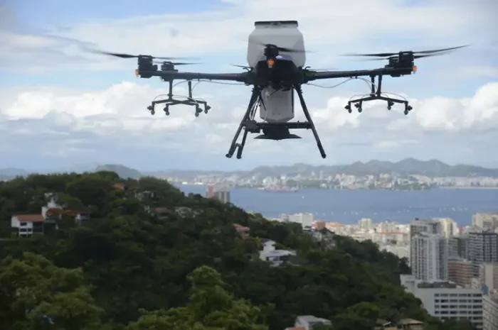 Governo do RJ compra 80 sistemas antidrone por R$ 27 milhões para polícias e Seap. Tecnologia vai neutralizar drones usados em crimes e reforçar a segurança no estado.
