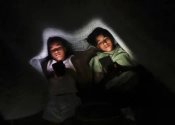 Denúncias do influenciador Felca levantam debate sobre os riscos das redes sociais para crianças e adolescentes. Especialistas orientam famílias sobre privacidade, exposição de imagens e adultização precoce.