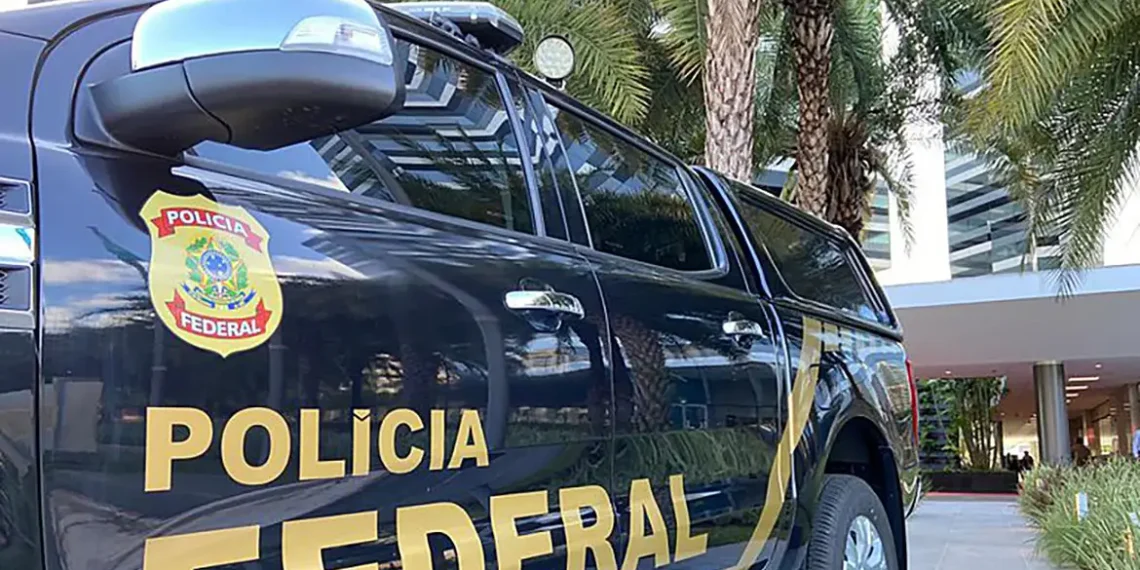 Segundo relatório do Coaf, Jair Bolsonaro movimentou R$ 30,5 milhões entre 2023 e 2024. Polícia Federal investiga operações atípicas envolvendo Eduardo e Michele Bolsonaro.