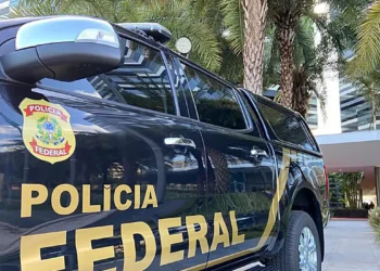 Segundo relatório do Coaf, Jair Bolsonaro movimentou R$ 30,5 milhões entre 2023 e 2024. Polícia Federal investiga operações atípicas envolvendo Eduardo e Michele Bolsonaro.