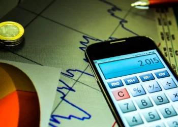 Pela 11ª semana seguida, o mercado revisa para baixo a inflação de 2025, agora estimada em 5,05%, mas ainda acima da meta do Banco Central. Boletim Focus aponta Selic em 15% e PIB em 2,21% no fim do ano.