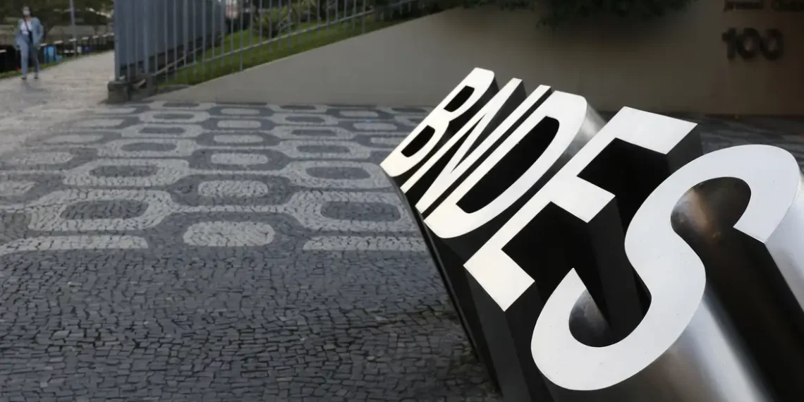 O BNDES lançou a segunda fase do programa Floresta Viva, destinando até R$ 250 milhões para projetos de reflorestamento, recuperação de nascentes e preservação ambiental nos biomas brasileiros, com foco também em comunidades tradicionais e agricultores familiares.