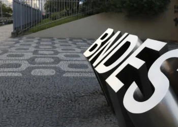 O BNDES lançou a segunda fase do programa Floresta Viva, destinando até R$ 250 milhões para projetos de reflorestamento, recuperação de nascentes e preservação ambiental nos biomas brasileiros, com foco também em comunidades tradicionais e agricultores familiares.