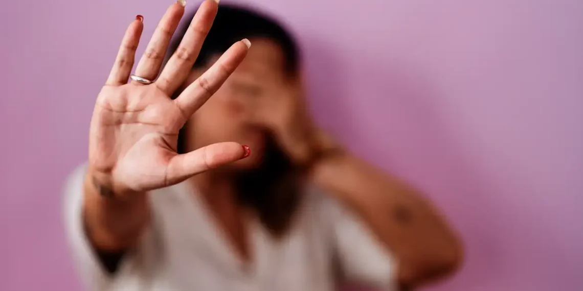 Mesmo com quase duas décadas de existência, a Lei Maria da Penha ainda enfrenta desafios para ser aplicada de forma eficaz. Feminicídios e violações de medidas protetivas seguem em alta, revelando falhas na rede de proteção às mulheres.