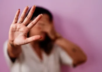 Mesmo com quase duas décadas de existência, a Lei Maria da Penha ainda enfrenta desafios para ser aplicada de forma eficaz. Feminicídios e violações de medidas protetivas seguem em alta, revelando falhas na rede de proteção às mulheres.