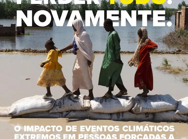 Exposição no Aeroporto de Congonhas retrata como mudanças climáticas afetam refugiados, causando novos deslocamentos e perdas.