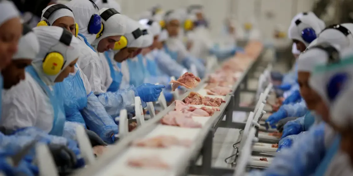 Os preços da indústria brasileira caíram 1,25% em junho, acumulando retração de 3,11% no ano, segundo o IBGE. Alimentos, petróleo e metalurgia puxaram as quedas no IPP.