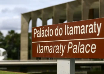 Governo brasileiro reage a críticas de Christopher Landau, vice-secretário dos EUA, contra o STF e defende soberania e democracia após acusações sobre atuação de ministro da Corte.