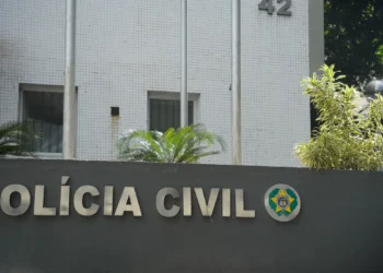 Operação da Draco recupera 23 carros usados em fraudes e aplicativos de corrida ligados à milícia na zona oeste do Rio de Janeiro.