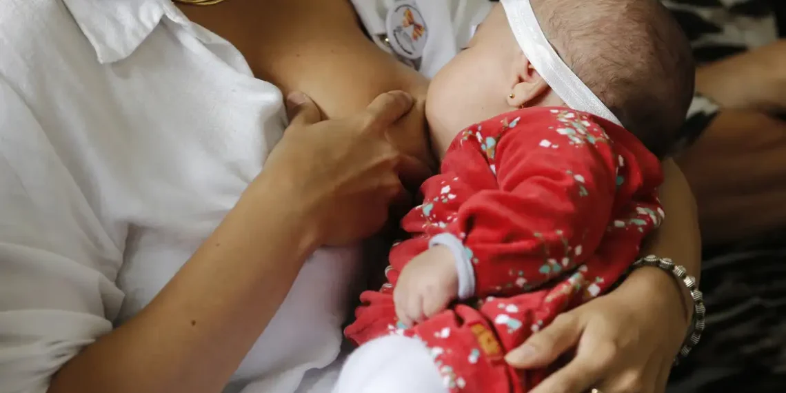 Campanha da Semana Mundial da Amamentação 2024 ressalta aleitamento como ato sustentável e vital à saúde de mães, bebês e ao planeta.