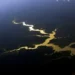 Relatório Amazônia em Disputa mostra que a região enfrenta pressões ambientais, crimes transnacionais e fragilidade institucional. Estudo destaca presença de grupos armados e impactos sobre povos indígenas.