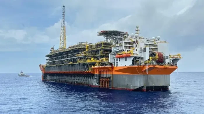 Plataforma Almirante Tamandaré atinge 225 mil barris/dia, recorde histórico da Petrobras no Campo de Búzios, três meses antes do previsto.