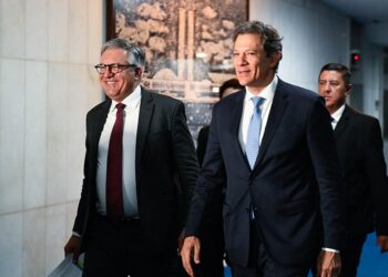 Comissão do Congresso analisa a MP 1.303/2025, que prevê taxa de 5% sobre rendimentos de fundos isentos, além de regras para criptomoedas e apostas. Ministro Fernando Haddad participa de audiência.