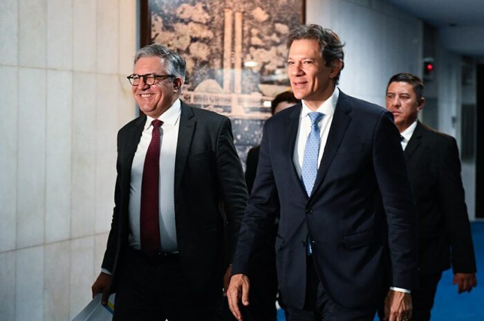 Comissão do Congresso analisa a MP 1.303/2025, que prevê taxa de 5% sobre rendimentos de fundos isentos, além de regras para criptomoedas e apostas. Ministro Fernando Haddad participa de audiência.