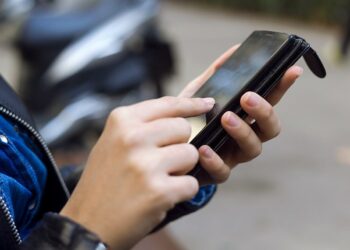 Projeto aprovado no Senado estabelece medidas para proteger crianças e adolescentes contra abusos e sexualização na internet. Texto segue para análise na Câmara.