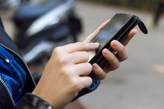 Projeto aprovado no Senado estabelece medidas para proteger crianças e adolescentes contra abusos e sexualização na internet. Texto segue para análise na Câmara.