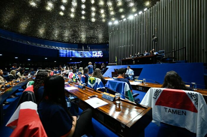 Programa Jovem Senador 2025 termina com a aprovação de três propostas: selo socioambiental, rotulagem de ultraprocessados e criação do Vale Livro. Textos seguem para análise no Senado.