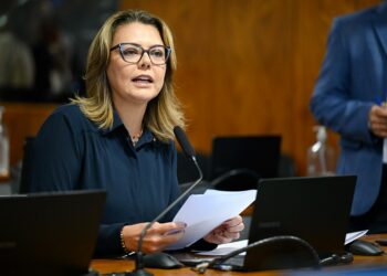 A Comissão de Meio Ambiente aprovou projeto que aumenta a pena para maus-tratos a animais, igualando punições para todas as espécies e prevendo agravante para tutores. A proposta segue para a CCJ.