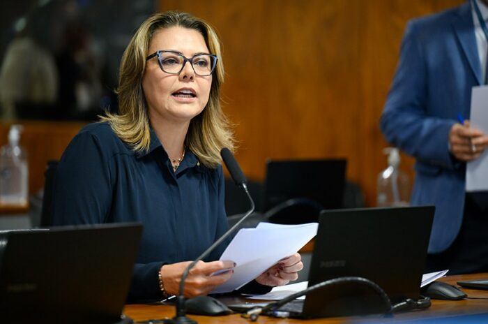 A Comissão de Meio Ambiente aprovou projeto que aumenta a pena para maus-tratos a animais, igualando punições para todas as espécies e prevendo agravante para tutores. A proposta segue para a CCJ.