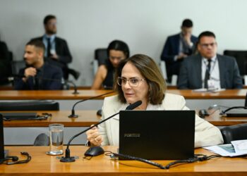  A Comissão de Segurança Pública do Senado aprovou projeto que permite o uso de gravações ambientais sem autorização como prova de acusação. A medida busca reforçar o combate a crimes como violência doméstica, sexual e feminicídio.