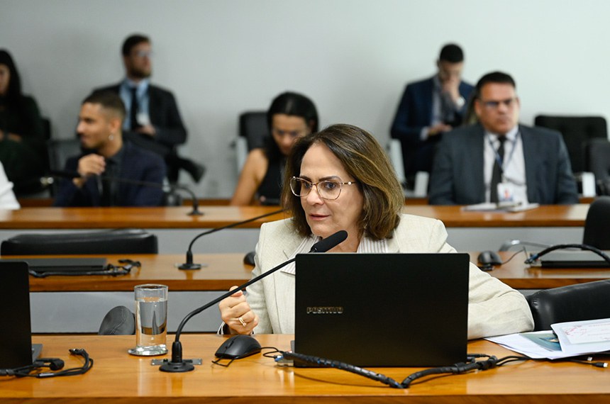  A Comissão de Segurança Pública do Senado aprovou projeto que permite o uso de gravações ambientais sem autorização como prova de acusação. A medida busca reforçar o combate a crimes como violência doméstica, sexual e feminicídio.