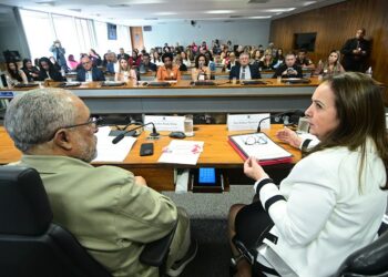 Trabalhadoras frentistas denunciam, no Senado, assédio, baixos salários, riscos químicos e falta de fiscalização. Especialistas cobram proteção e igualdade de direitos.