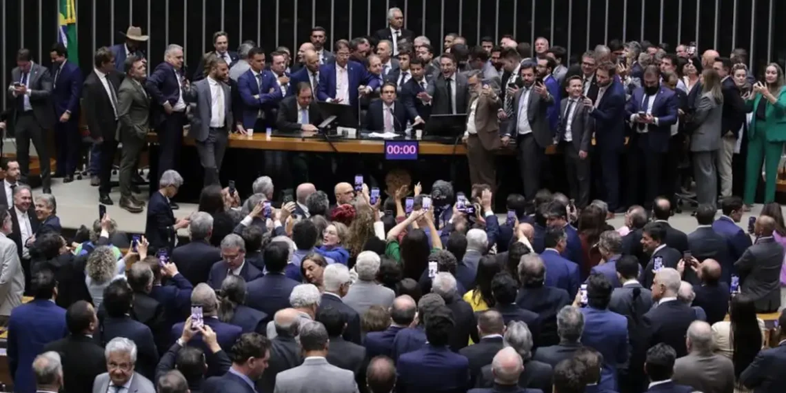 Após protestos contra a prisão domiciliar de Jair Bolsonaro, Hugo Motta critica obstrução da oposição na Câmara e defende respeito às regras do Legislativo. Sessão foi aberta após impasse.