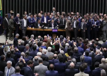 Após protestos contra a prisão domiciliar de Jair Bolsonaro, Hugo Motta critica obstrução da oposição na Câmara e defende respeito às regras do Legislativo. Sessão foi aberta após impasse.