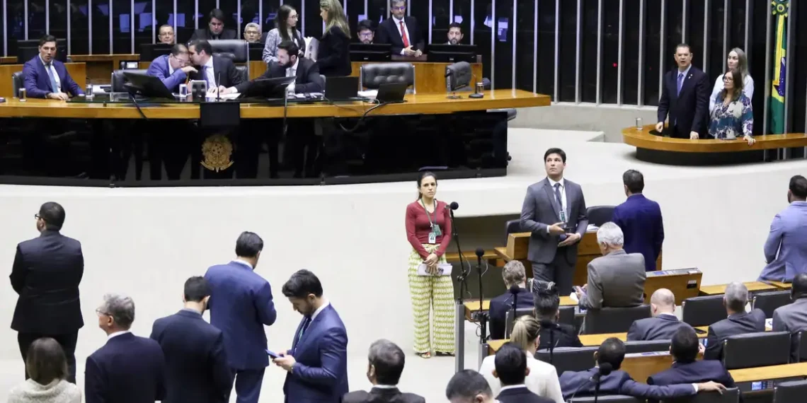 Câmara aprova MP que concede bônus a servidores do INSS para revisar benefícios previdenciários e assistenciais. Objetivo é reduzir fila e agilizar concessões.