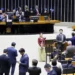 Câmara aprova MP que concede bônus a servidores do INSS para revisar benefícios previdenciários e assistenciais. Objetivo é reduzir fila e agilizar concessões.