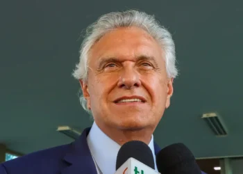 Ronaldo Caiado promete anistiar Jair Bolsonaro e envolvidos na tentativa de golpe de 8 de janeiro caso vença as eleições presidenciais de 2026, e prevê múltiplos candidatos de direita no primeiro turno.