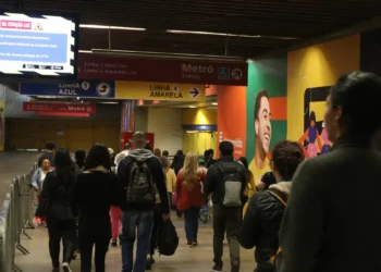 CPTM informa normalização parcial da Linha 7-Rubi após falha em trem. Passageiros enfrentam lotação e recebem alternativas pelo metrô e Linha 11-Coral.