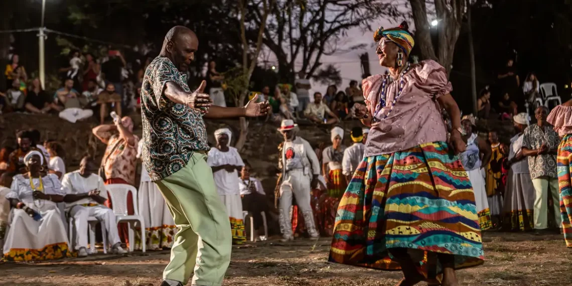 Durante três dias, a Praça Tiradentes, no centro do Rio, será palco do Encontro de Jongueiros, celebrando 20 anos do reconhecimento do jongo como Patrimônio Cultural Imaterial, com rodas, oficinas, shows e o lançamento do Museu do Jongo.