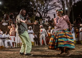 Durante três dias, a Praça Tiradentes, no centro do Rio, será palco do Encontro de Jongueiros, celebrando 20 anos do reconhecimento do jongo como Patrimônio Cultural Imaterial, com rodas, oficinas, shows e o lançamento do Museu do Jongo.