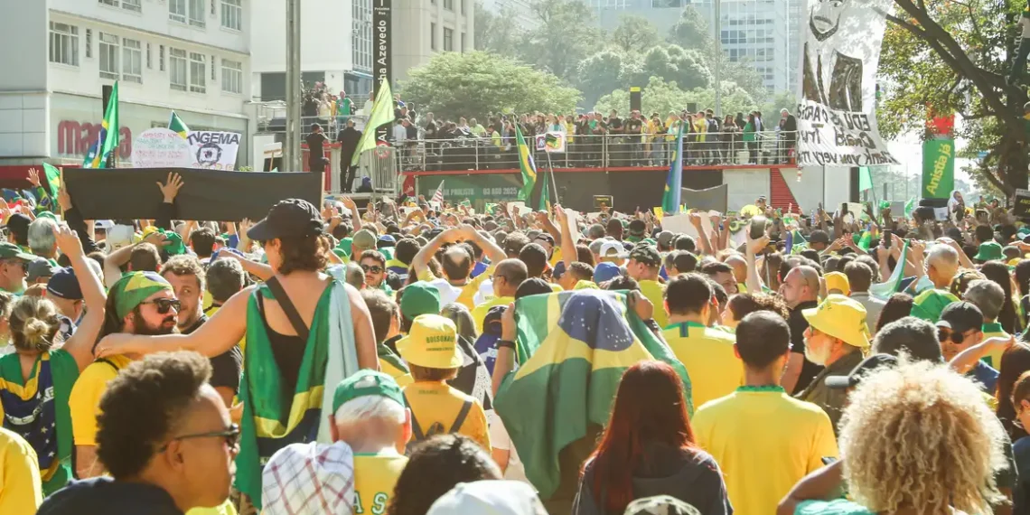 Apoiadores de Bolsonaro realizam manifestação na Avenida Paulista neste domingo (3), pedem anistia a golpistas do 8 de janeiro e criticam Moraes. Trump e tarifas dos EUA também foram exaltados.