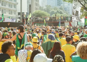 Apoiadores de Bolsonaro realizam manifestação na Avenida Paulista neste domingo (3), pedem anistia a golpistas do 8 de janeiro e criticam Moraes. Trump e tarifas dos EUA também foram exaltados.