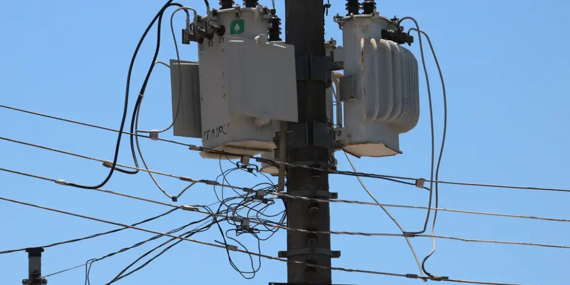 Mesmo com menos acidentes elétricos em 2024, número de mortes aumentou. Campanha Agosto Vermelho foca na prevenção no setor da construção civil.
