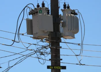 Mesmo com menos acidentes elétricos em 2024, número de mortes aumentou. Campanha Agosto Vermelho foca na prevenção no setor da construção civil.