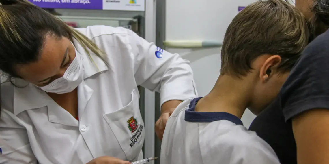 Secretaria de Saúde do RJ amplia vacinação contra HPV para jovens de 15 a 19 anos. Meta é alcançar 90% do público-alvo até dezembro. Vacina é gratuita e previne tipos de câncer.