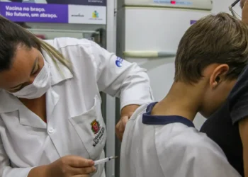 Secretaria de Saúde do RJ amplia vacinação contra HPV para jovens de 15 a 19 anos. Meta é alcançar 90% do público-alvo até dezembro. Vacina é gratuita e previne tipos de câncer.