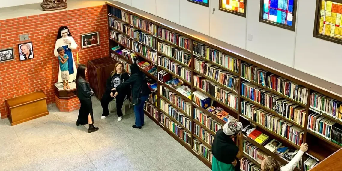 Biblioteca Wilma Lancellotti é inaugurada na Mooca, em São Paulo, com acervo de 8 mil livros e serviços gratuitos para população vulnerável.