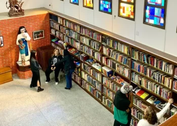 Biblioteca Wilma Lancellotti é inaugurada na Mooca, em São Paulo, com acervo de 8 mil livros e serviços gratuitos para população vulnerável.