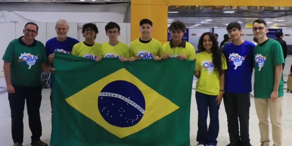 Cinco estudantes brasileiros do ensino médio representam o Brasil na 18ª Olimpíada Internacional de Astronomia e Astrofísica, em Mumbai, Índia. A competição vai até 21 de agosto e reúne jovens de 60 países.